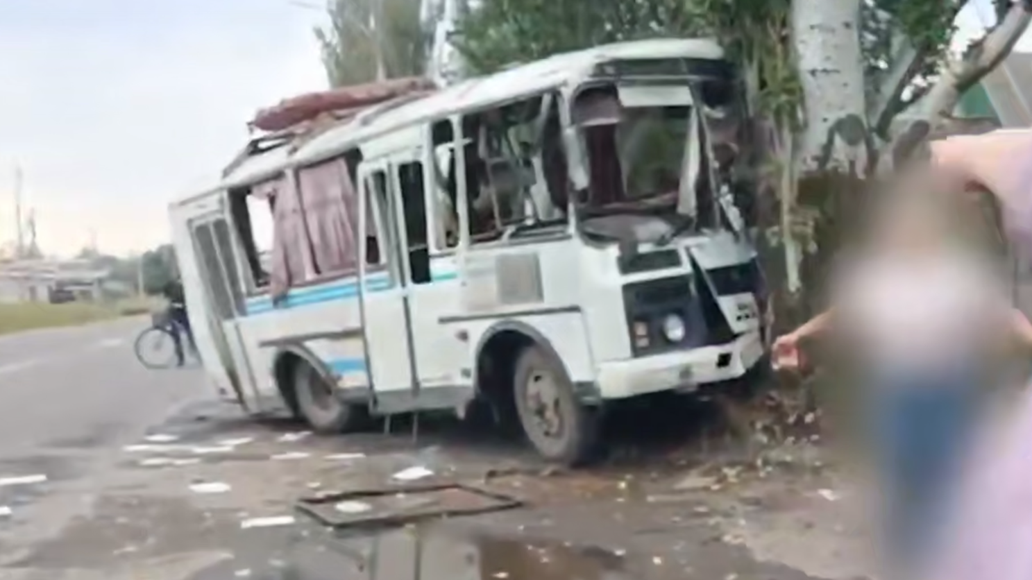 Рашисти вдарили по автобусу в Костянтинівці: постраждали пасажири і водій (відео)