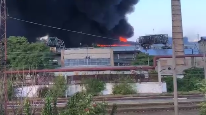 Дим видно з різних точок міста: у Дніпрі вирує масштабна пожежа (відео)