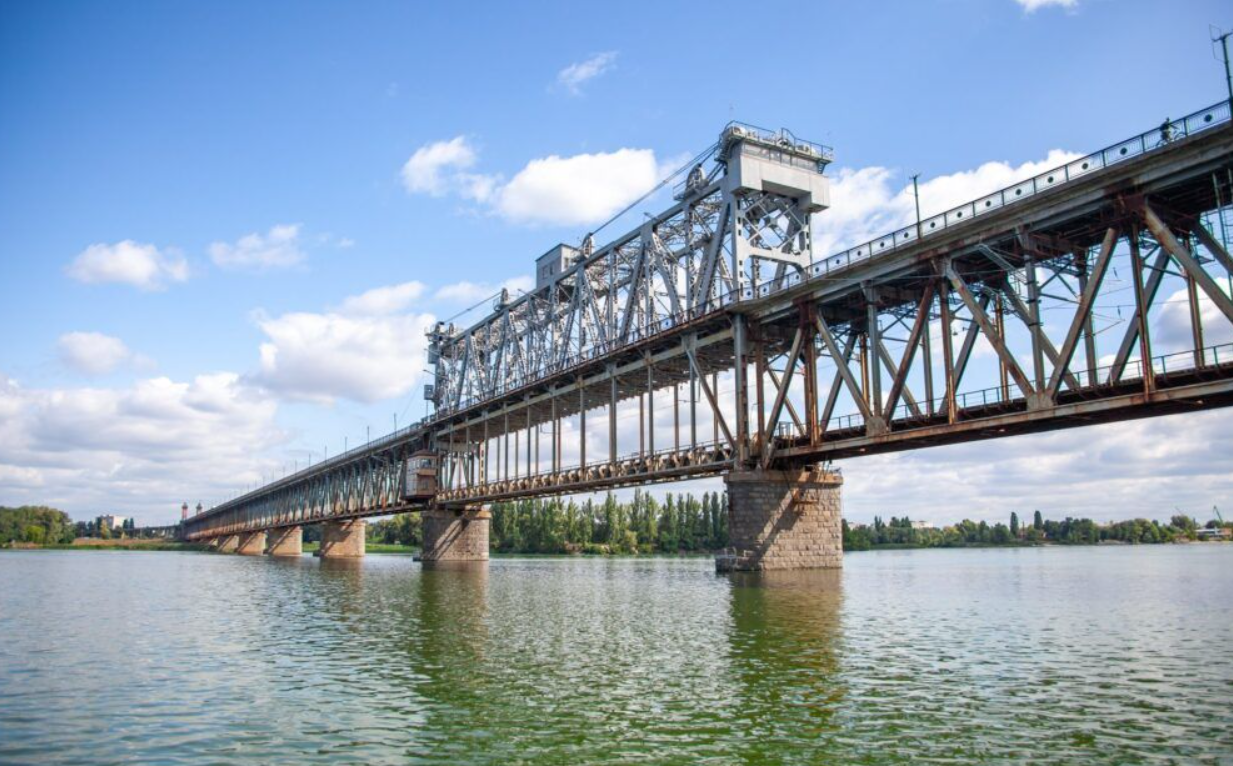 Рашисти пошкодили міст через Дніпро у Кременчуці: потяги курсуватимуть за зміненим маршрутом (фото)