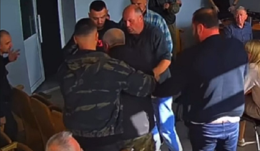 Скандал на Київщині: в.о. голови Бородянки побили на засіданні земельної комісії (відео)