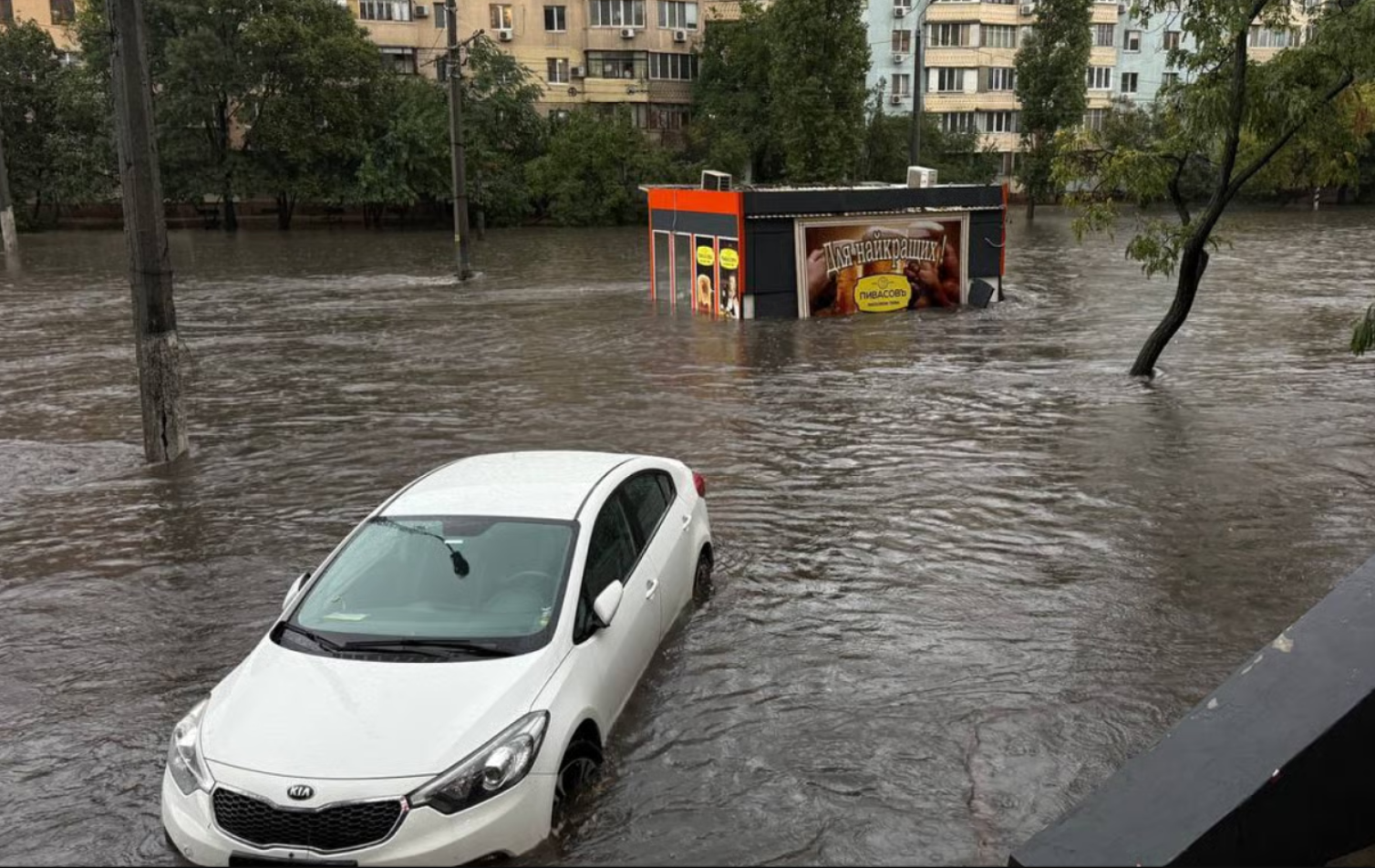 Могло збити течією під час зливи: в Одесі рятувальники шукають 23-річну дівчину
