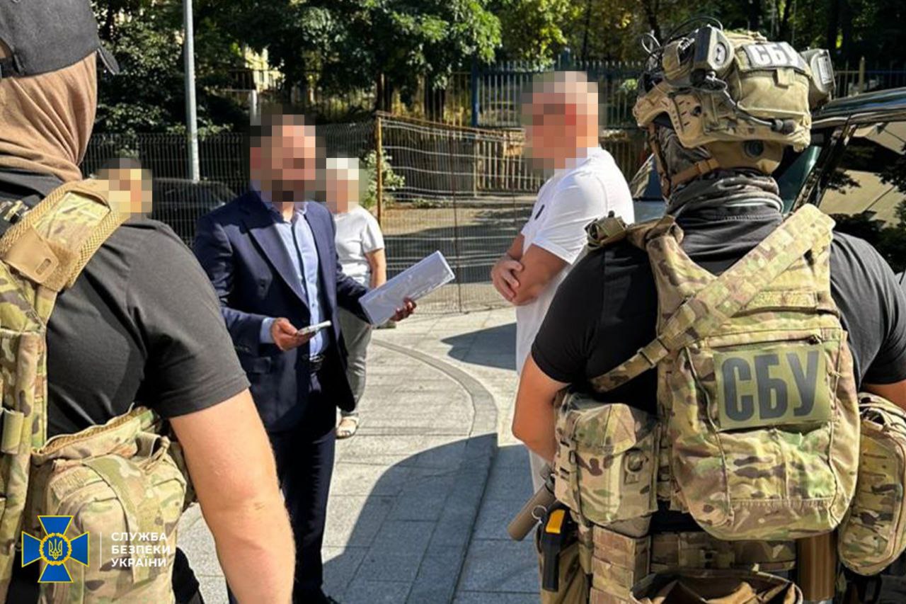 Створив конвертцентр з тіньовим обігом у 1,5 млрд грн: у Києві затримали колишнього топподатківця (фото)