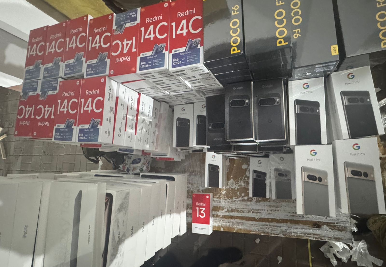 На кордоні зупинили контрабанду електроніки на декілька мільйонів гривень (фото, відео)
