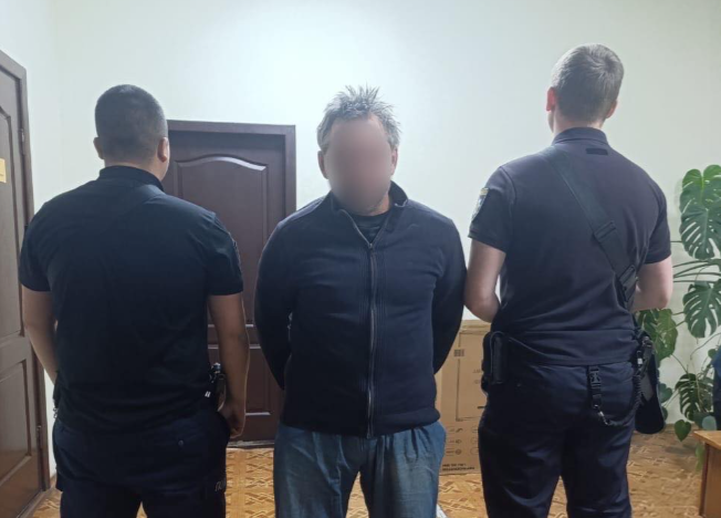 На Дніпропетровщині затримали чоловіка, який ударив ножем військового