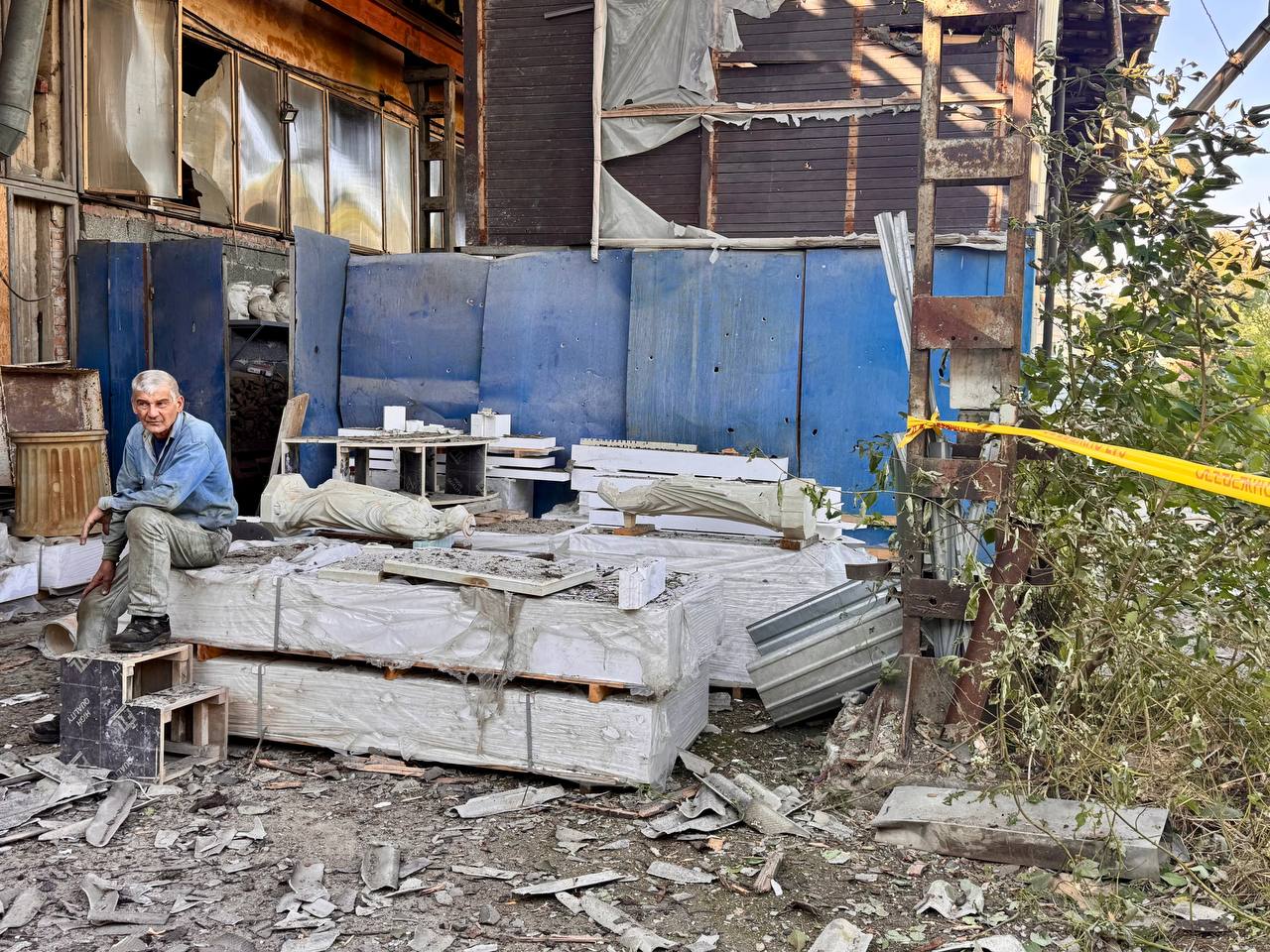У Львові під час нічної атаки дрони знищили виробництво пам’ятників (фото)