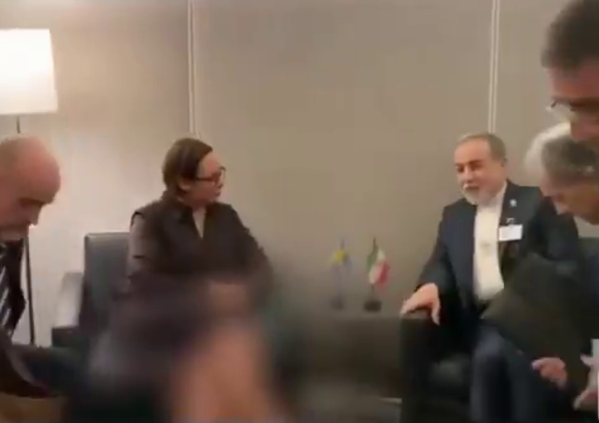 Телебачення Ірану заблюрило ноги фінської посадовиці: це спричинило масовий челендж (фото, відео)