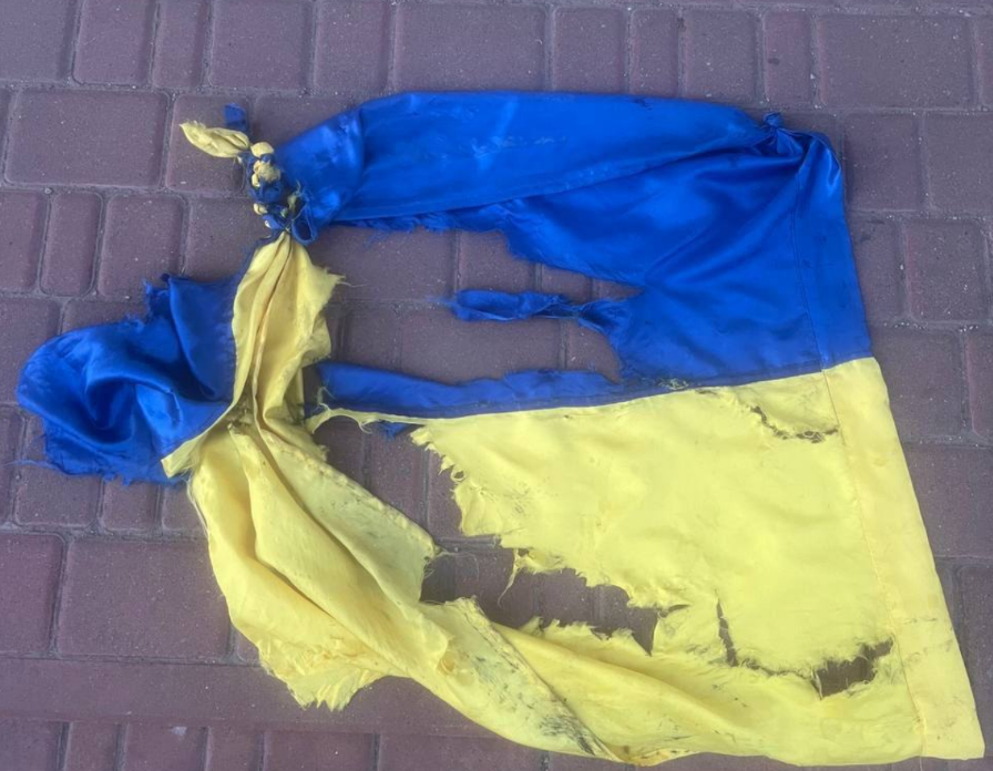 Зірвав та топтав прапор України: у Кропивницькому затримали місцевого жителя