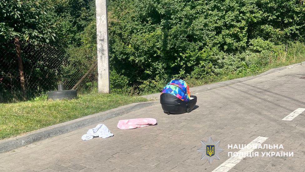У Львові батько поставив люльку з немовлям на дах автівки й поїхав: дитина травмувалася
