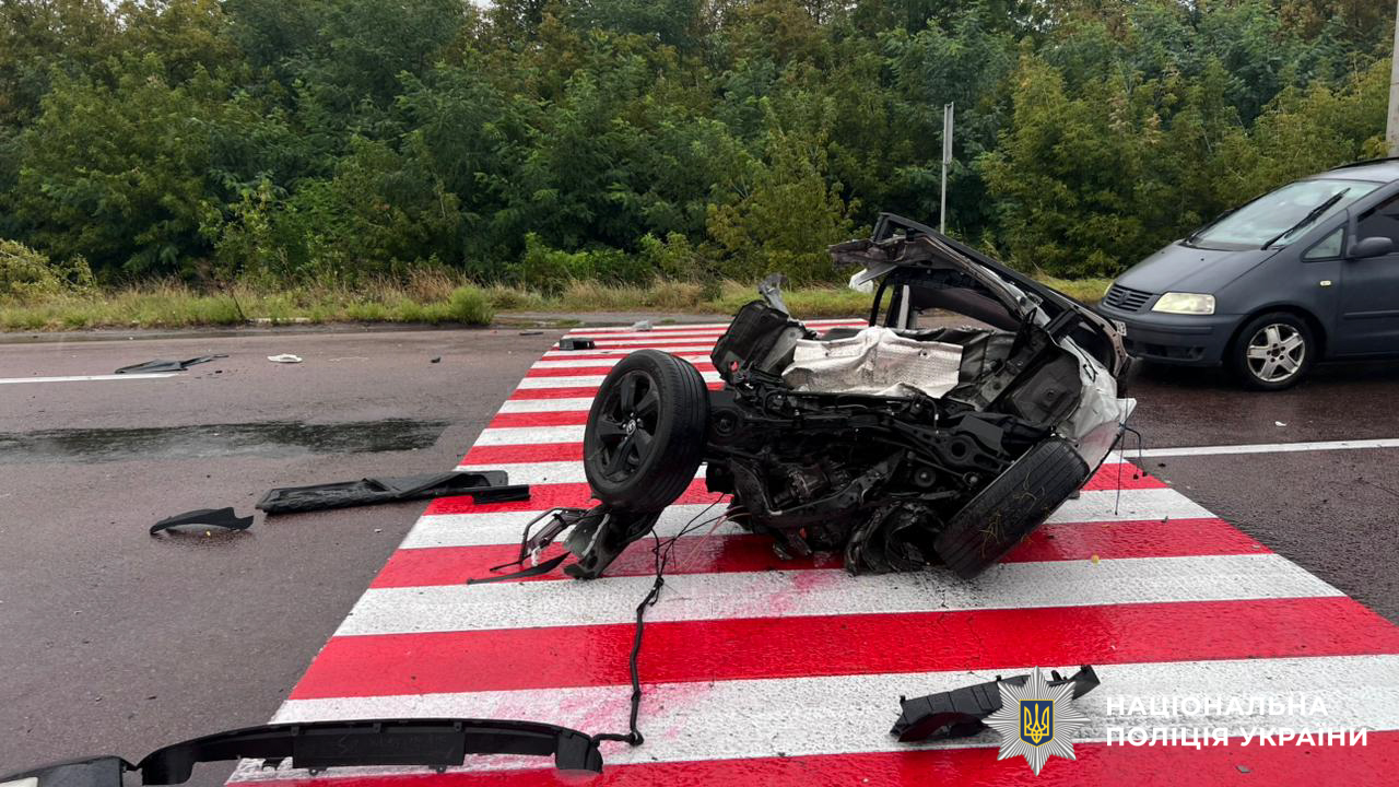 Авто розірвало навпіл: на Рівненщині сталася моторошна ДТП (фото)