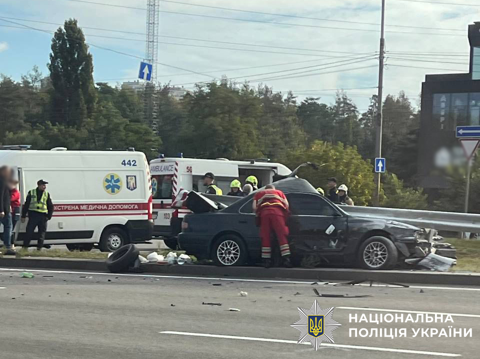 Відбійник пробив авто наскрізь: у Києві на Кільцевій дорозі сталася смертельна автотроща (фото)