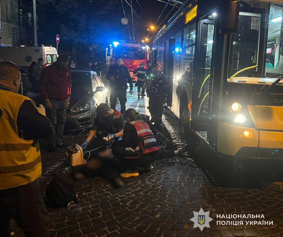 У Львові тролейбус на смерть збив чоловіка: поліція встановлює особу загиблого (фото)