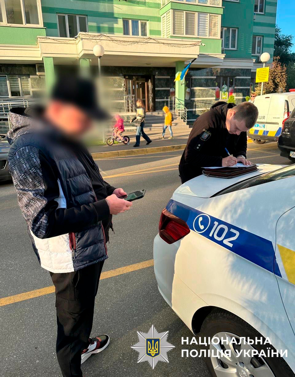 У Києві чоловік серед вулиці побив свого собаку: як його покарають