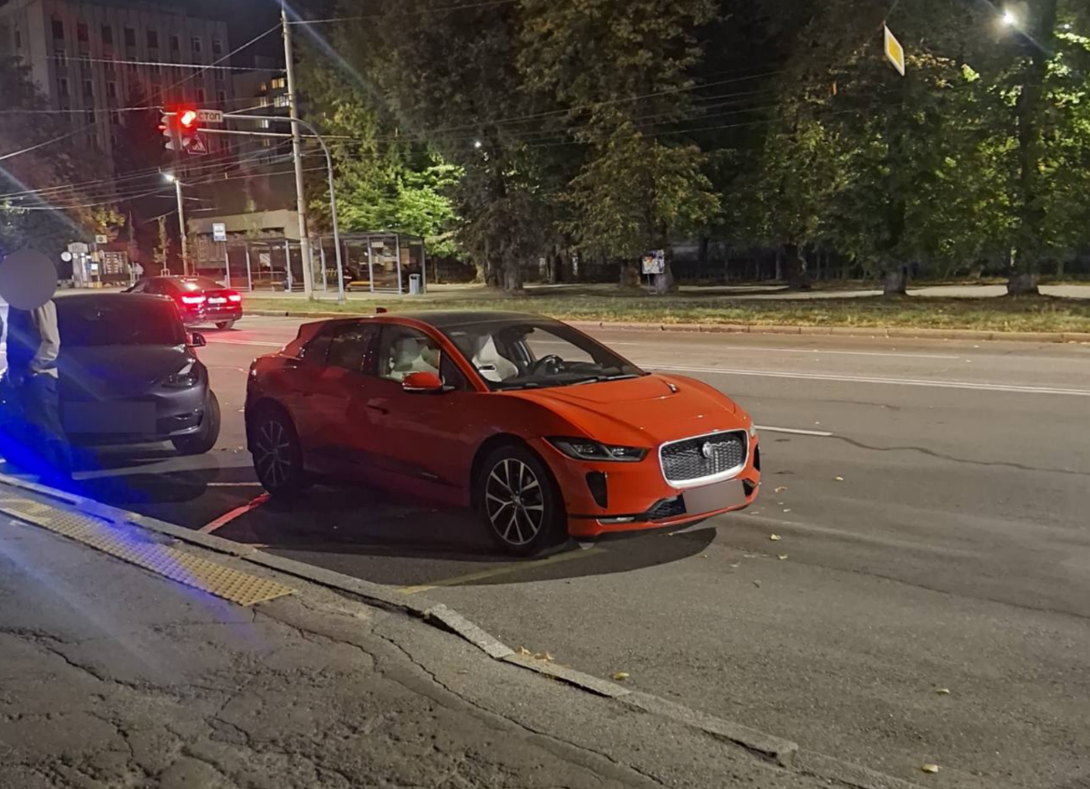 У Вінниці водій Jaguar збив 10-річну дівчинку на пішохідному переході (фото)