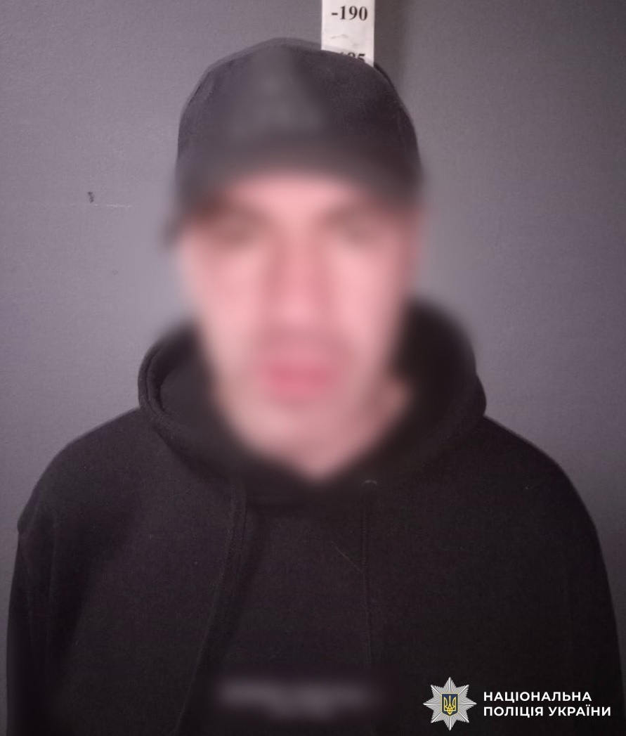 У Києві п'яний чоловік вигадав дивний спосіб потрапити до зачиненого будинку