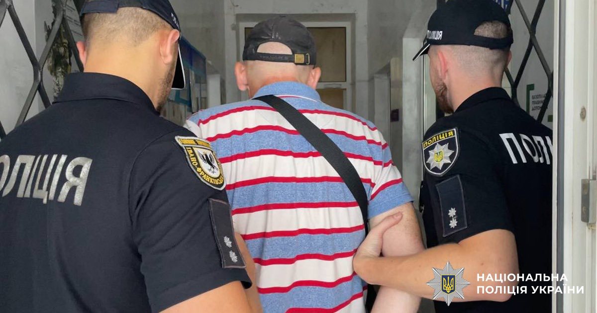 Віджав гроші прямо в автобусі: на Прикарпатті чоловік пограбував дівчину-підлітка