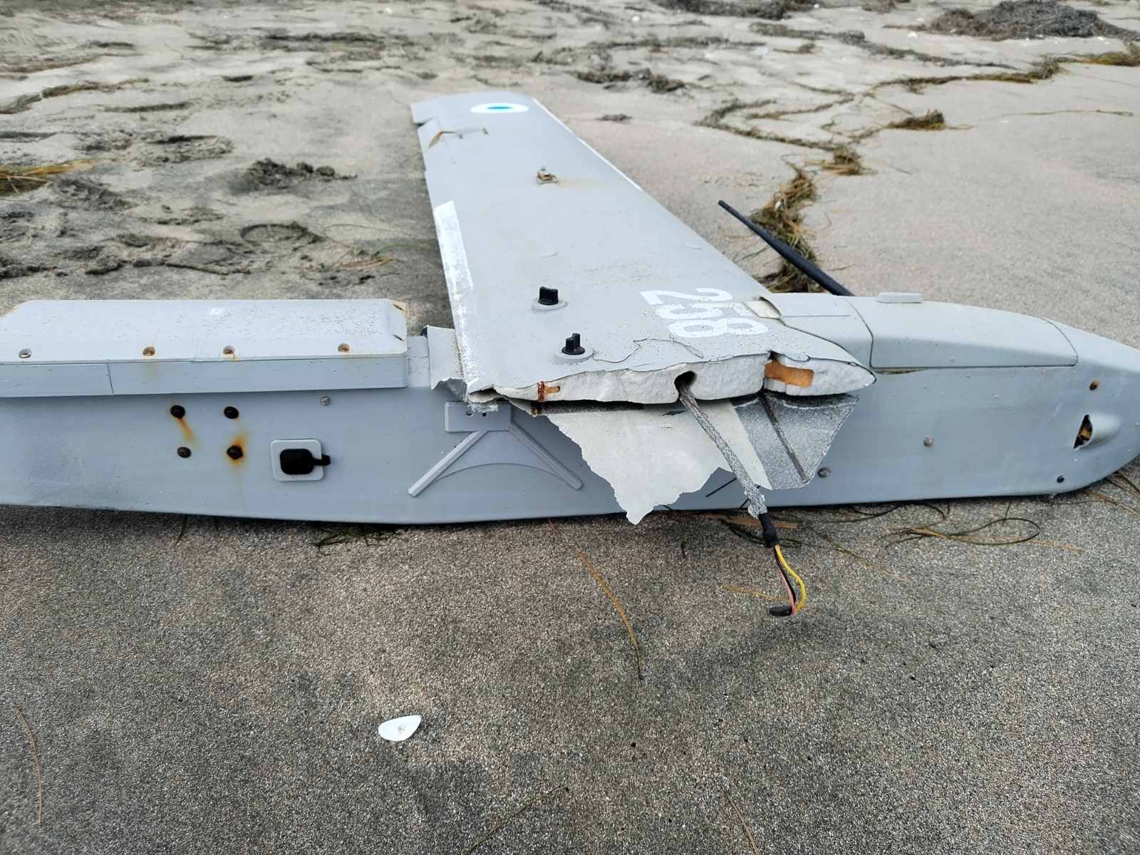 У Болгарії на пляж із моря викинуло дрон (фото)