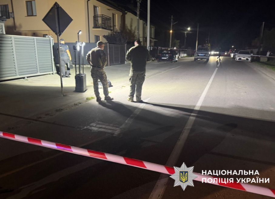 Поблизу Львова стався потужний вибух: пошкоджені вікна будівель, автівки, огорожі (фото)