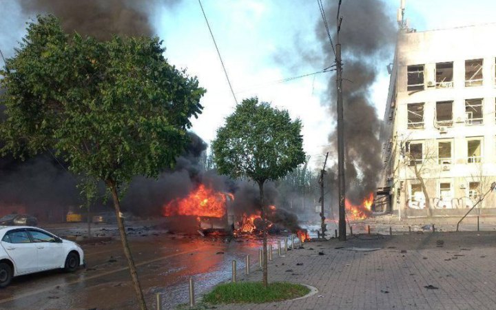 Пожежа в лікарні, уламки дрона на території дитсадка, загинула жінка: оновлена інформація про наслідки атаки на Київ