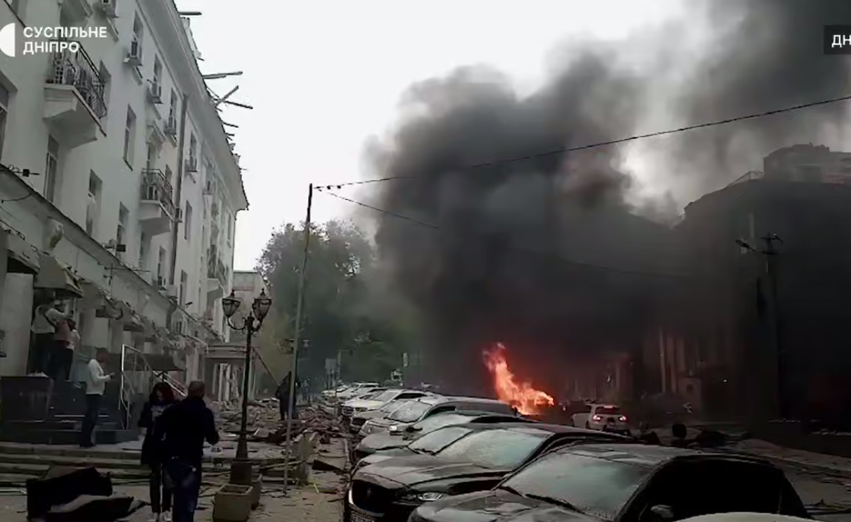 Окупанти атакували Дніпро БпЛА: спалахнули пожежі, є постраждалі