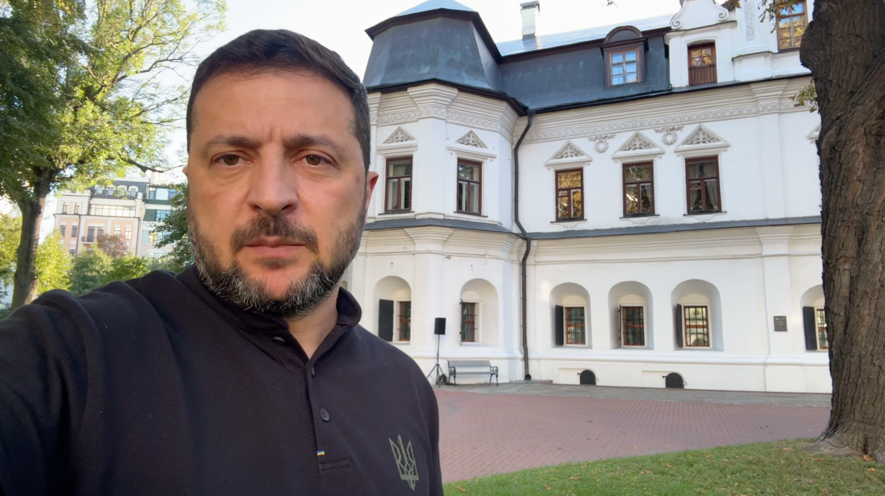 Зеленський записав відеозвернення зі Софії Київської та розповів про три пакети санкцій, які підписав сьогодні