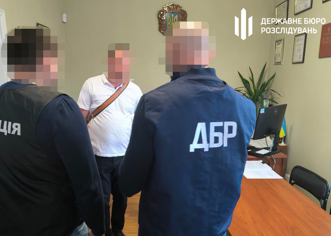 У Львові викрили посадовця, який возив хабарі до Києва у пачках з-під кави (фото)