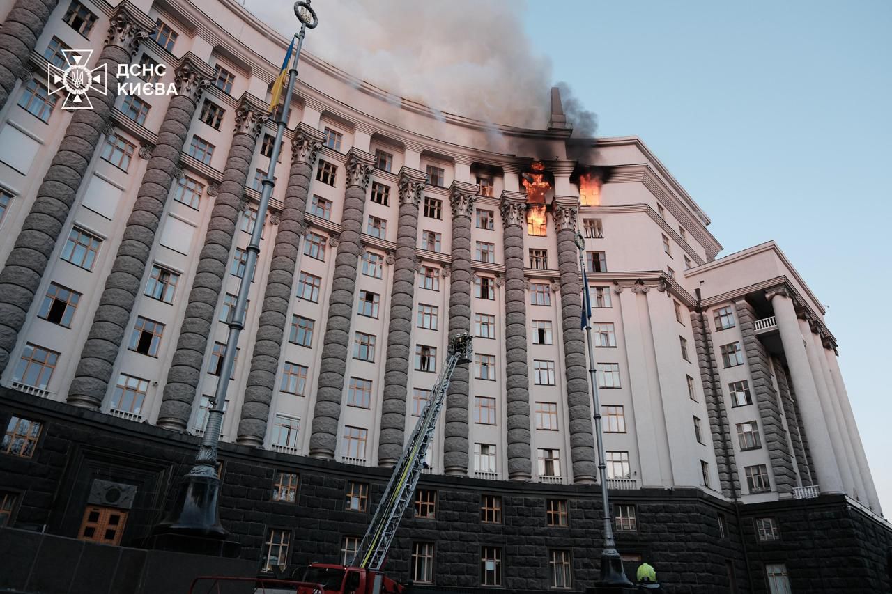 Кличко повідомив про загоряння урядової будівлі після атаки РФ (фото)