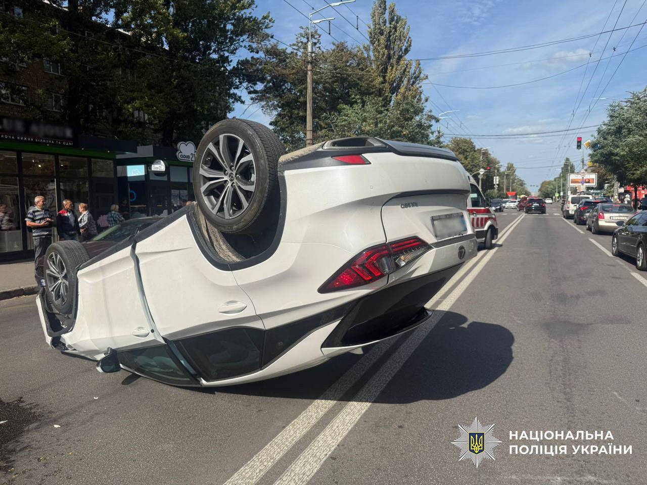 У Києві Lexus врізався в учбове авто і перевернувся: фото з місця ДТП