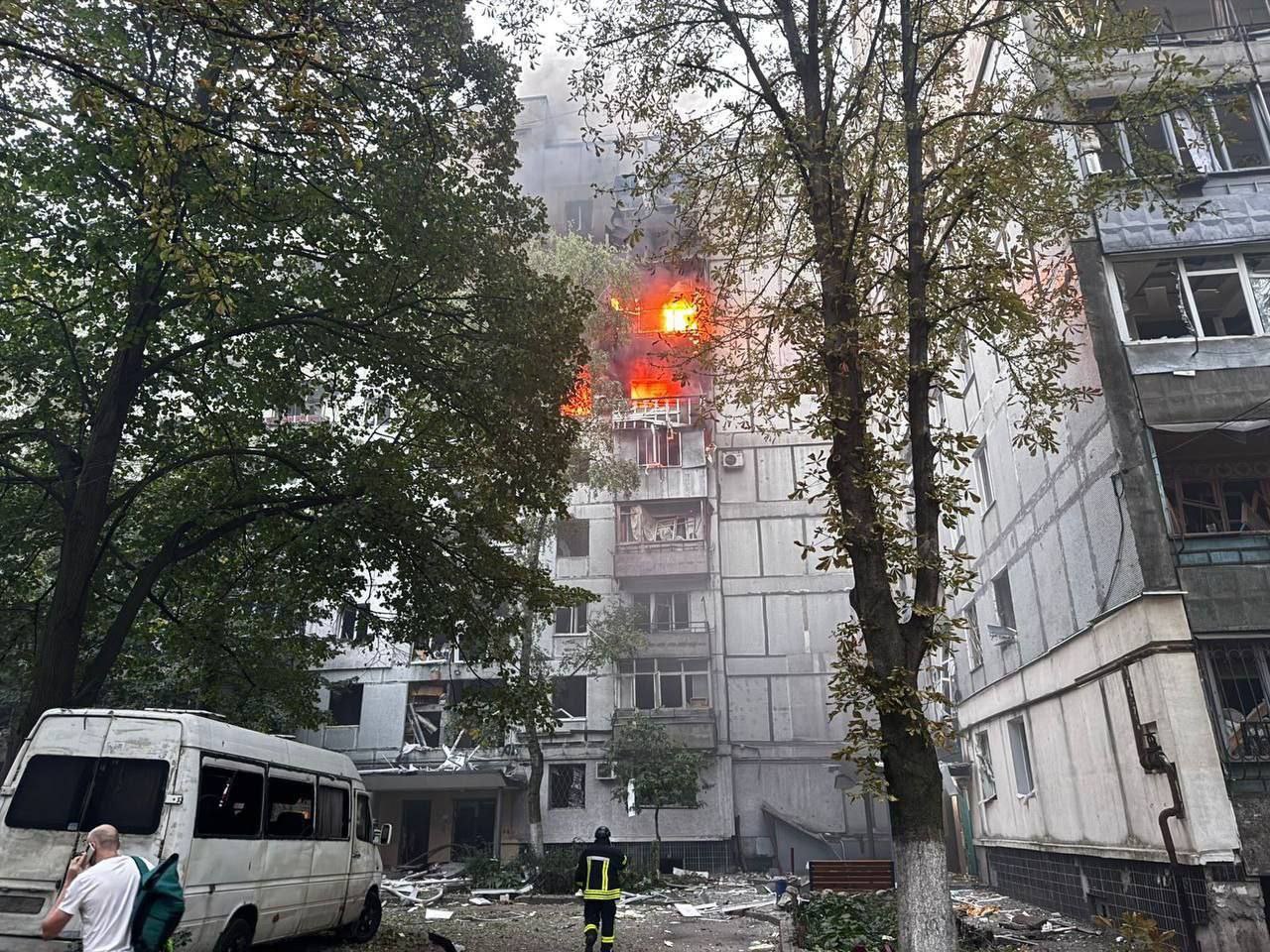 Загинула людина, є важкий: в ОВА показали наслідки удару по багатоповерхівці у Дніпрі (фото)