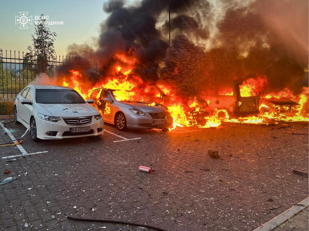 Автомобілі у вогні та зруйнований будинок: фото наслідків російської атаки на Київщину