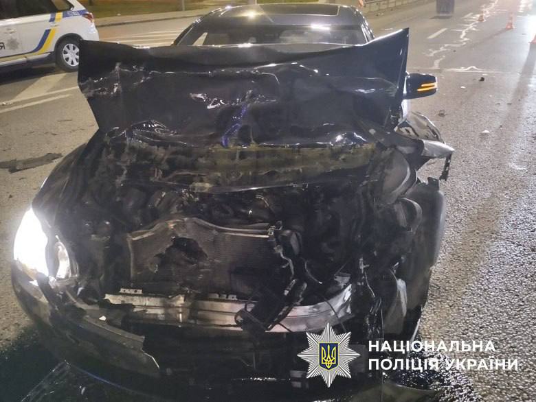 У Києві п'яний водій врізався у маршрутку: є постраждала (фото)