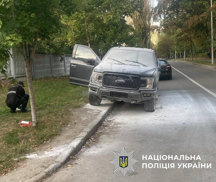 Думав, що це авто військовослужбовця: у Києві чоловік підпалив пікап місцевого мешканця (фото)