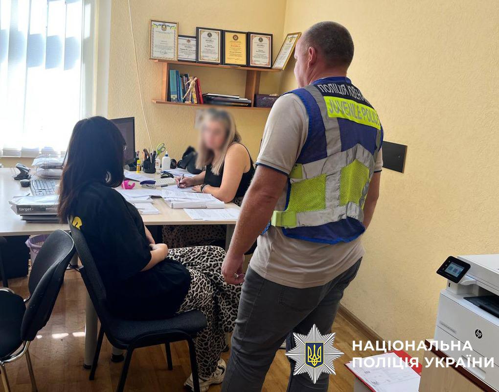 У Києві 17-річна матір залишила немовля в зачиненій квартирі на чотири дні (фото)
