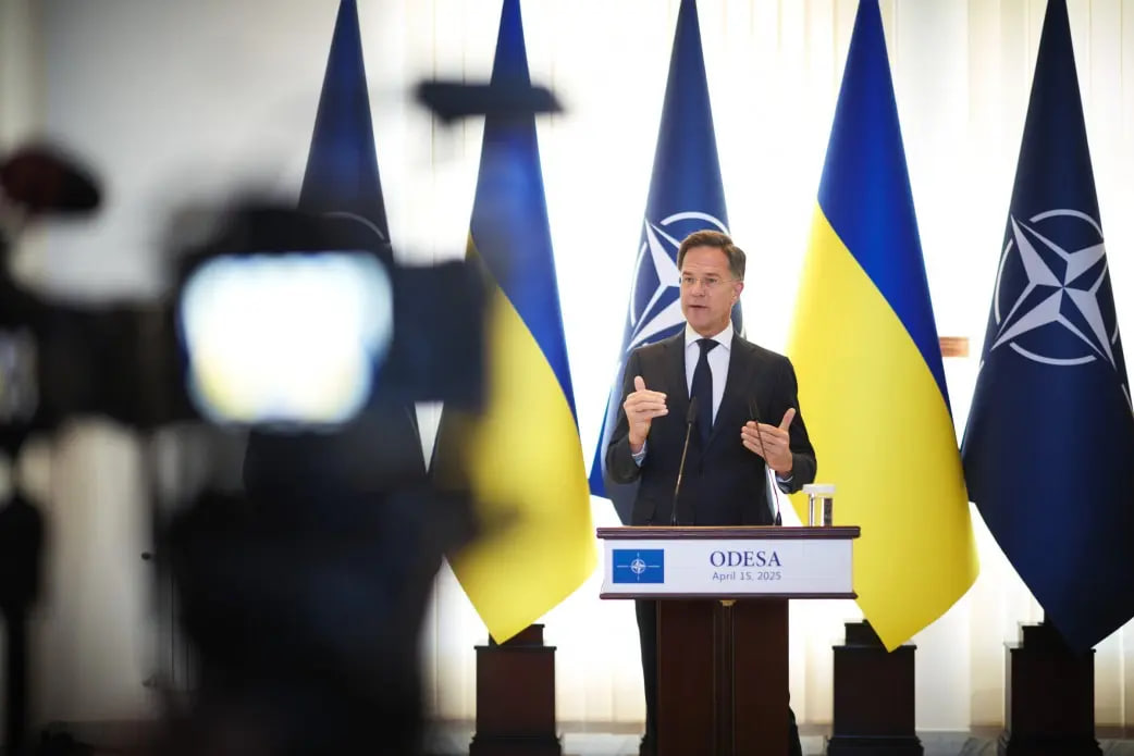 У НАТО пояснили, чи збиватимуть російські дрони дорогими ракетами