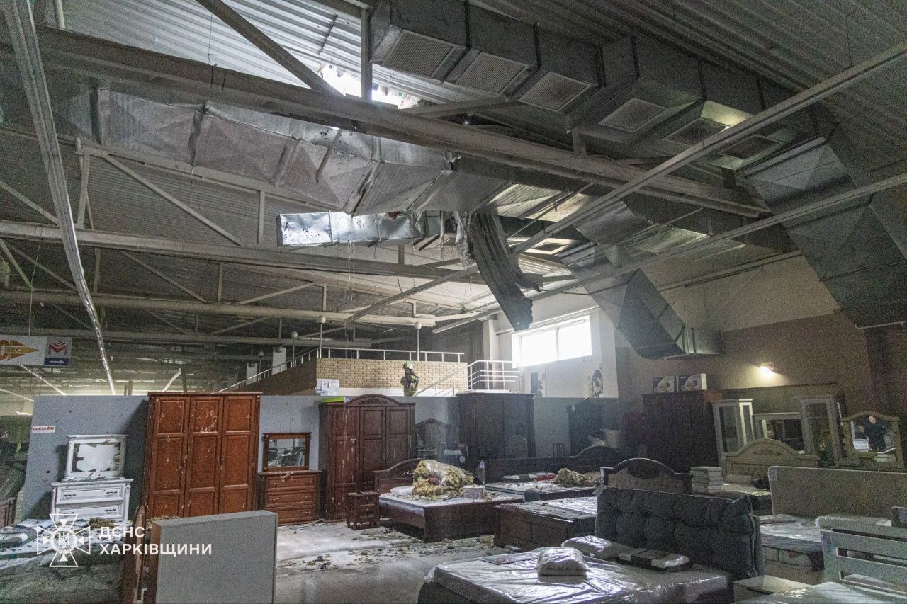 Приліт по меблевому магазину та четверо поранених: з'явилися нові деталі атаки на Харків (фото)