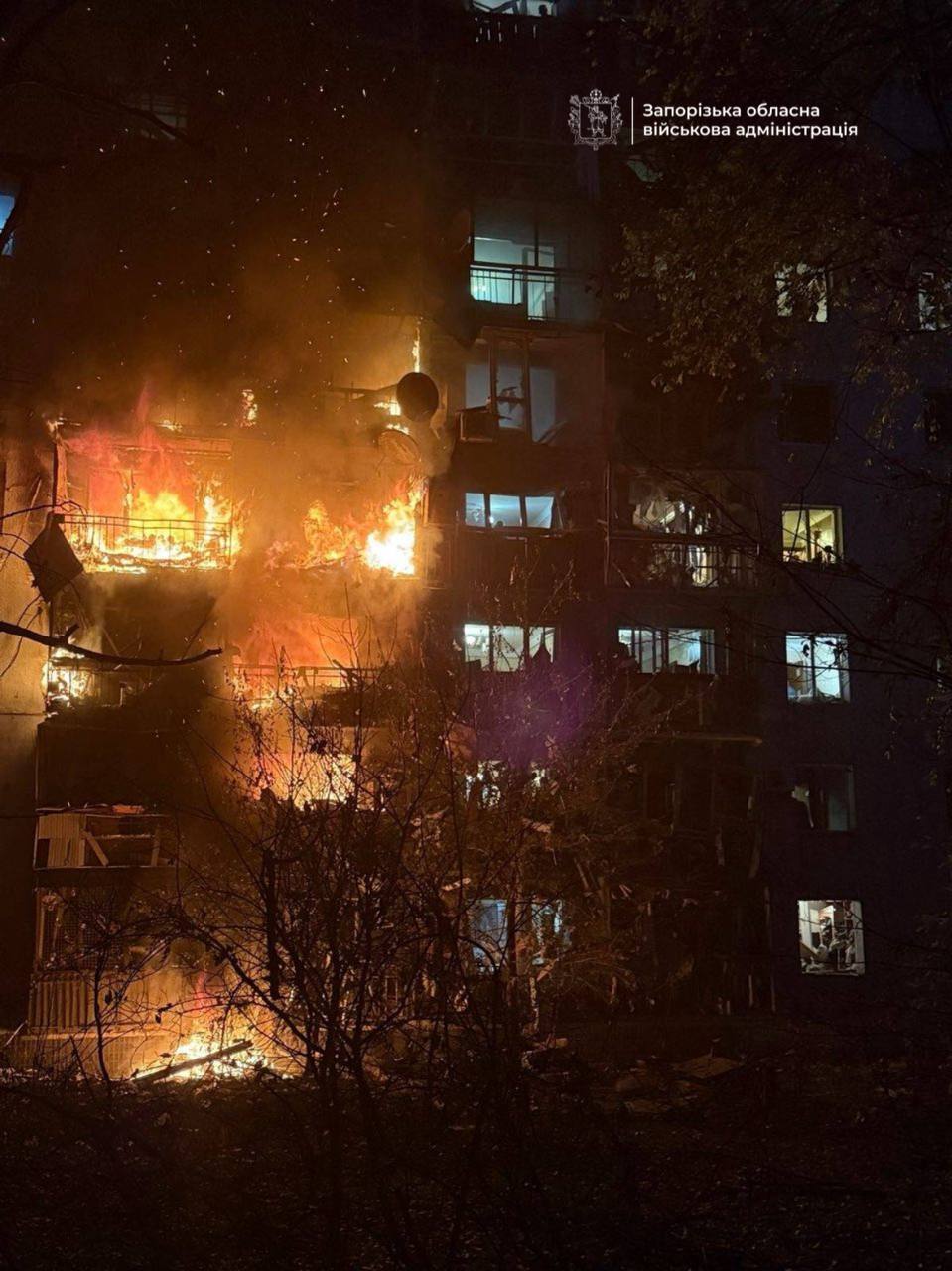 Запоріжжя під обстрілом вдруге за ніч: палає багатоповерхівка (відео)