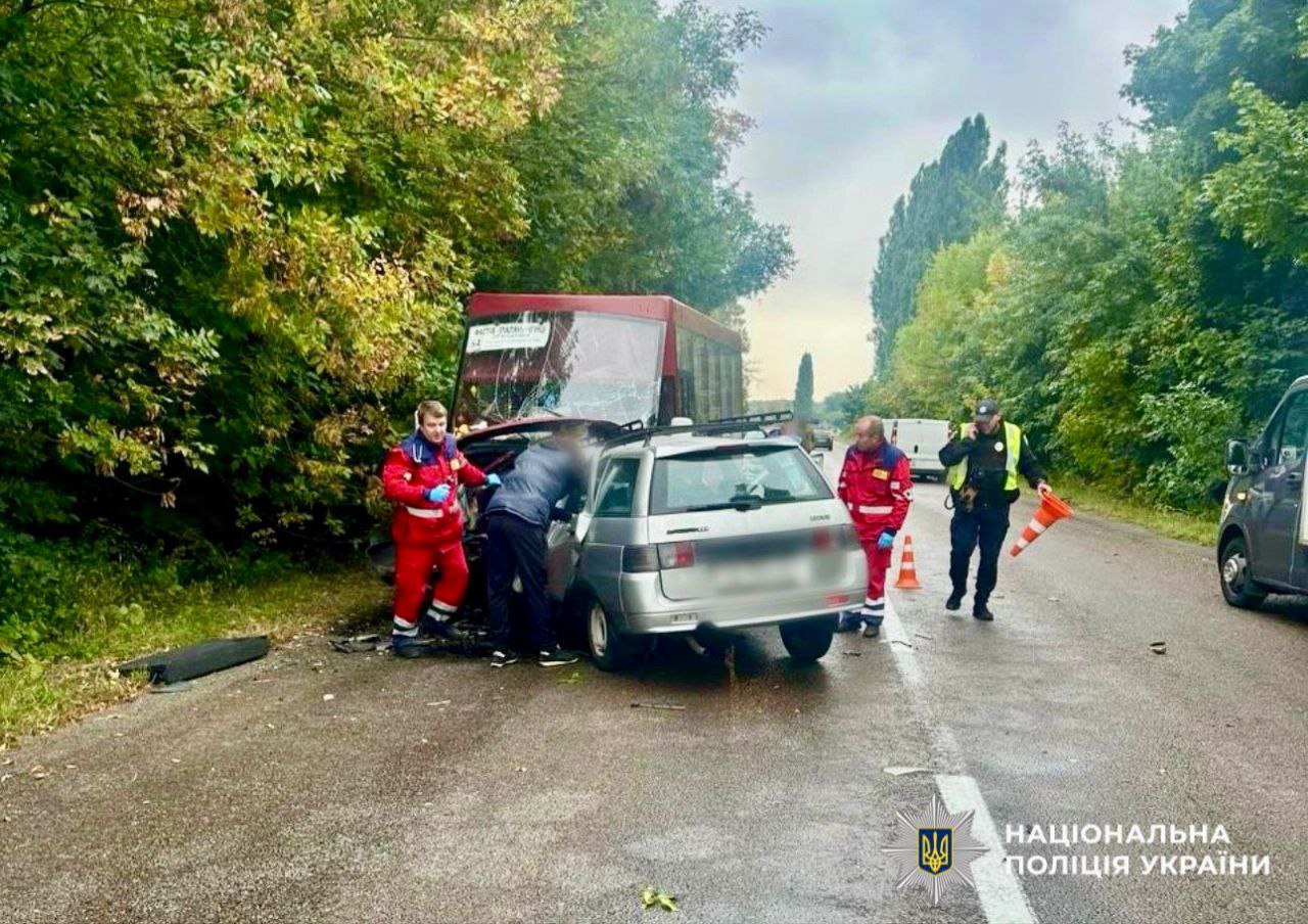 На Київщині зіткнулися автобус та легковик: є жертва та восьмеро поранених (фото)