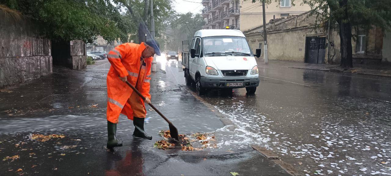 Злива паралізувала Одесу: підтоплені дороги та є проблеми з транспортом (фото, відео)