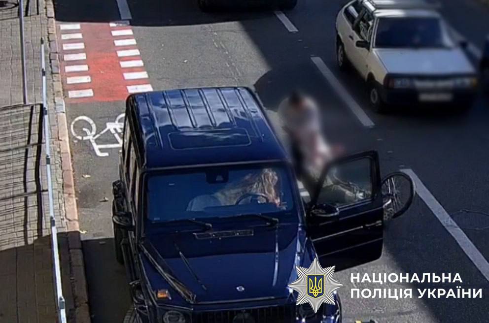 У Києві водій Mercedes-Benz побив велосипедиста до втрати свідомості (відео)
