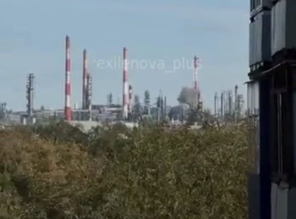 Дрони вдарили по НПЗ в російському Орську: кадри влучань