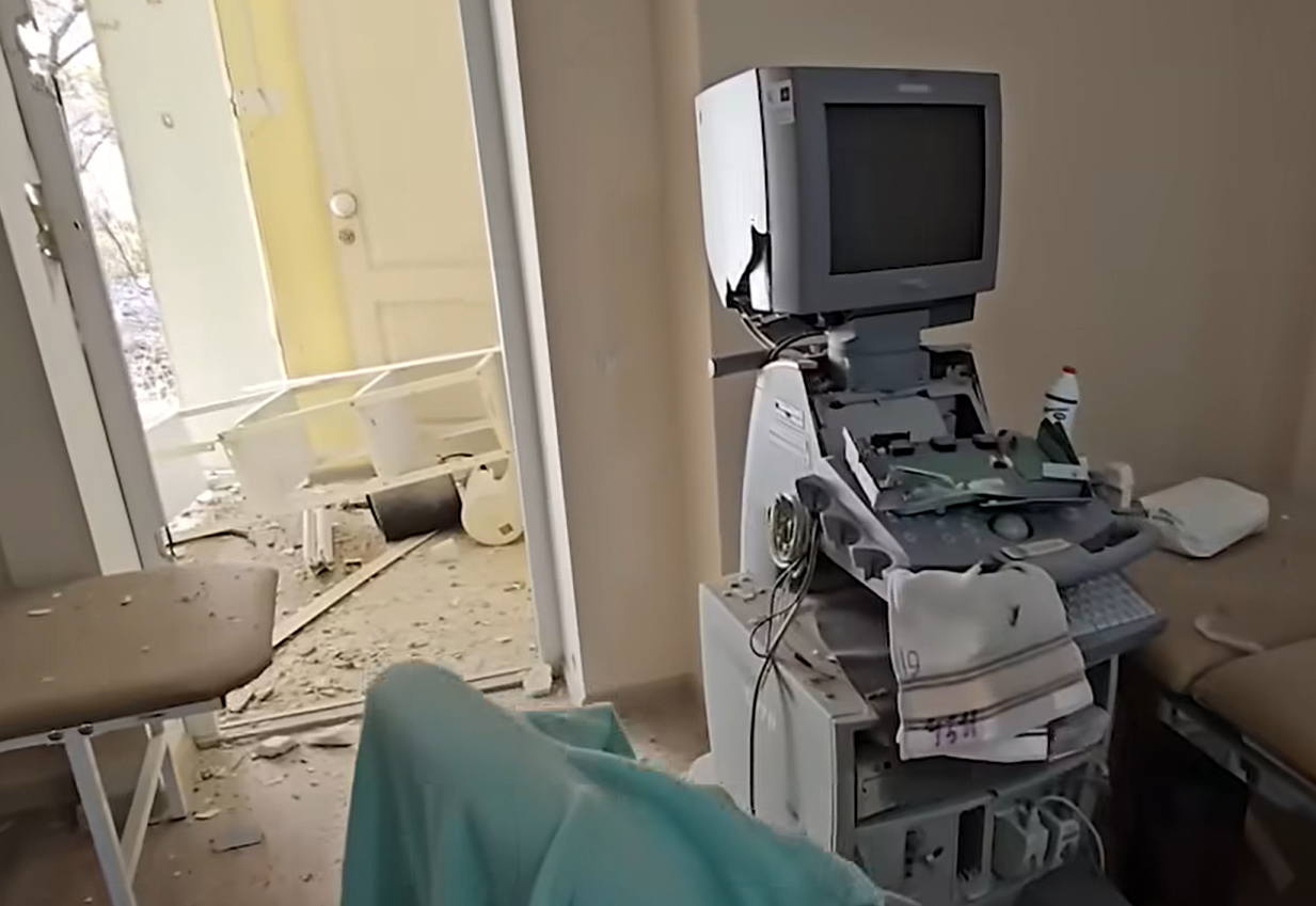 У Херсоні росіяни вдарили по лікарні: постраждали троє співробітників і дитина (відео)