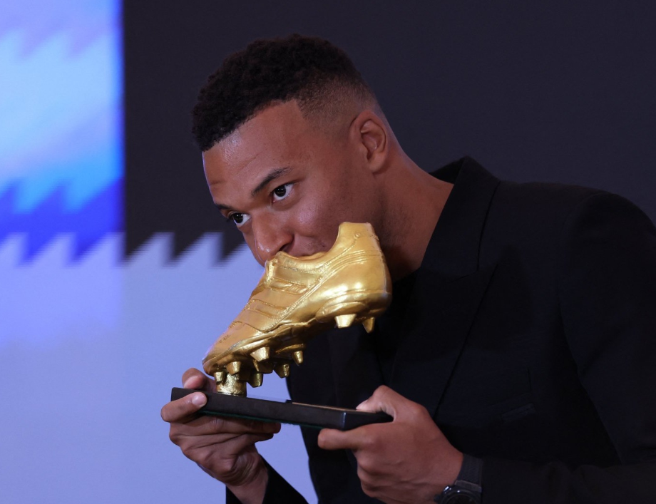 Забив 42 голи в 55 матчах: нападнику Реала вручили Золоту бутсу (фото)