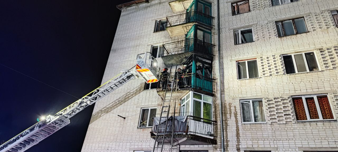 У студентському гуртожитку в Житомирі сталася масштабна пожежа: майже 400 людей розселяють в інші приміщення (фото)