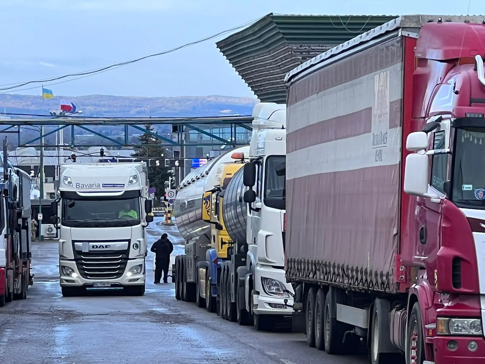 Українців попередили про можливі затримки при перетині польського кордону: з чим це пов'язано
