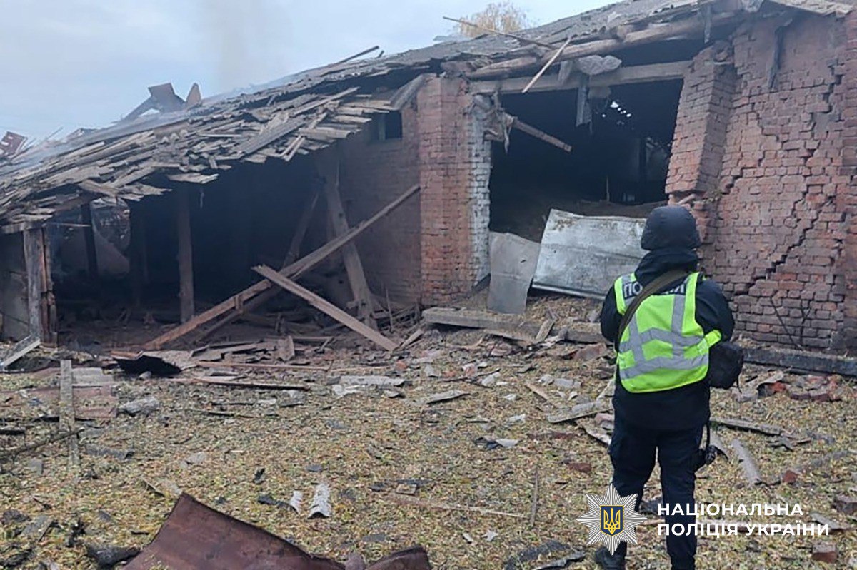 Російський дрон влучив у житловий будинок на Сумщині: чотирирічна дитина у важкому стані (фото)