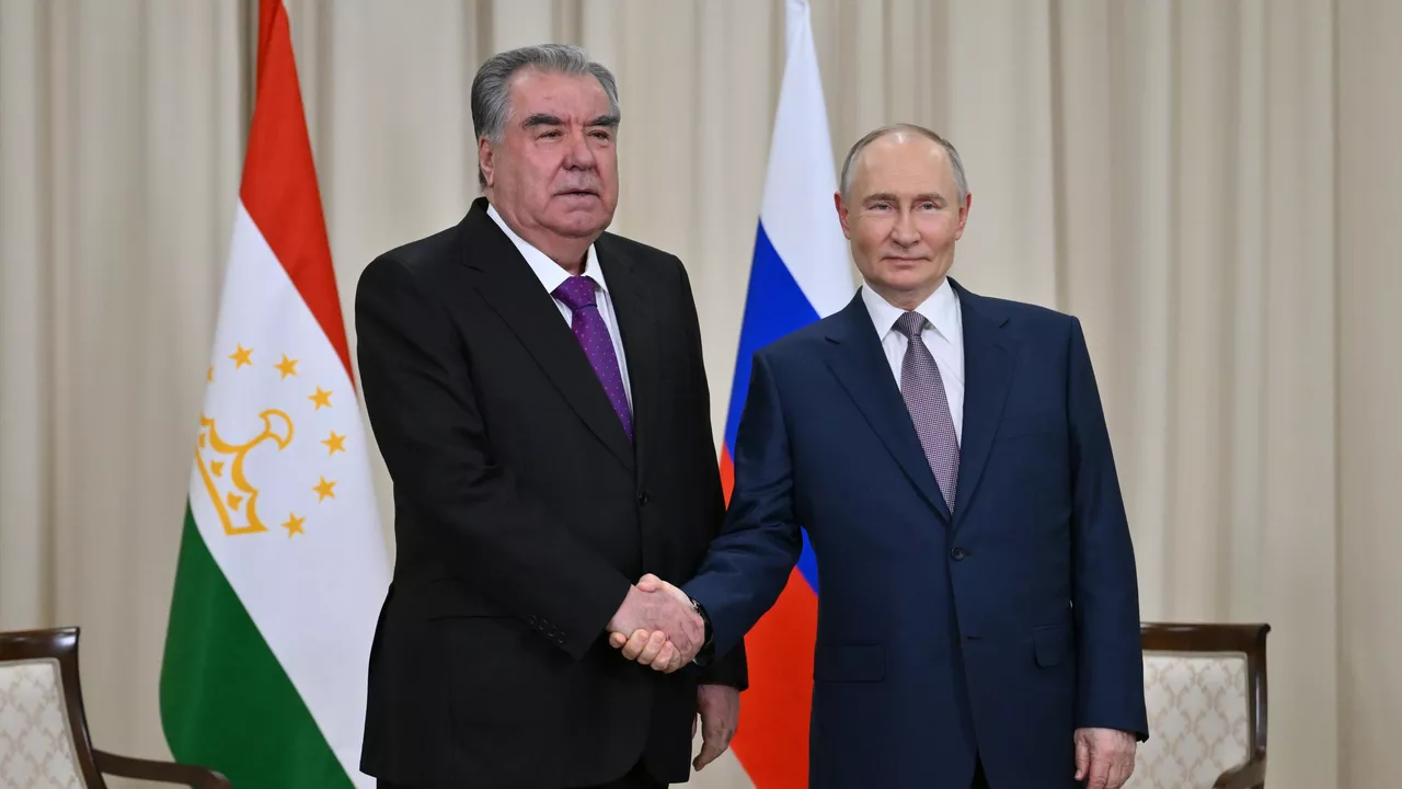 Замість арешту прийняли з почестями: Путін навідався у Таджикистан