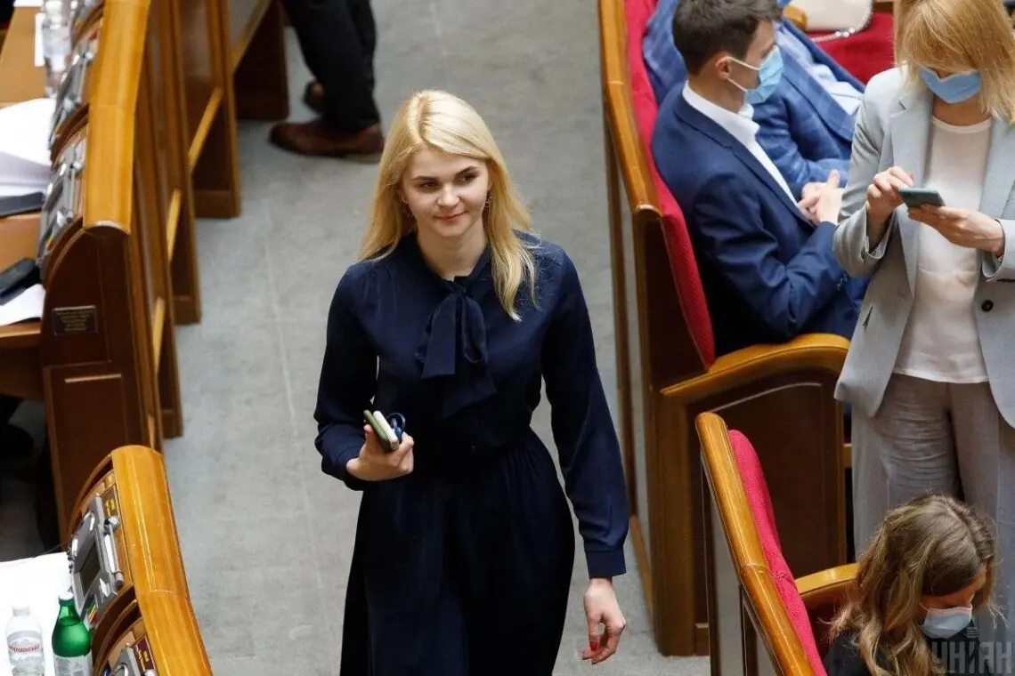 Депутатка Слуги народу, яка заявляла, що треба звалювати з цієї країни, склала мандат