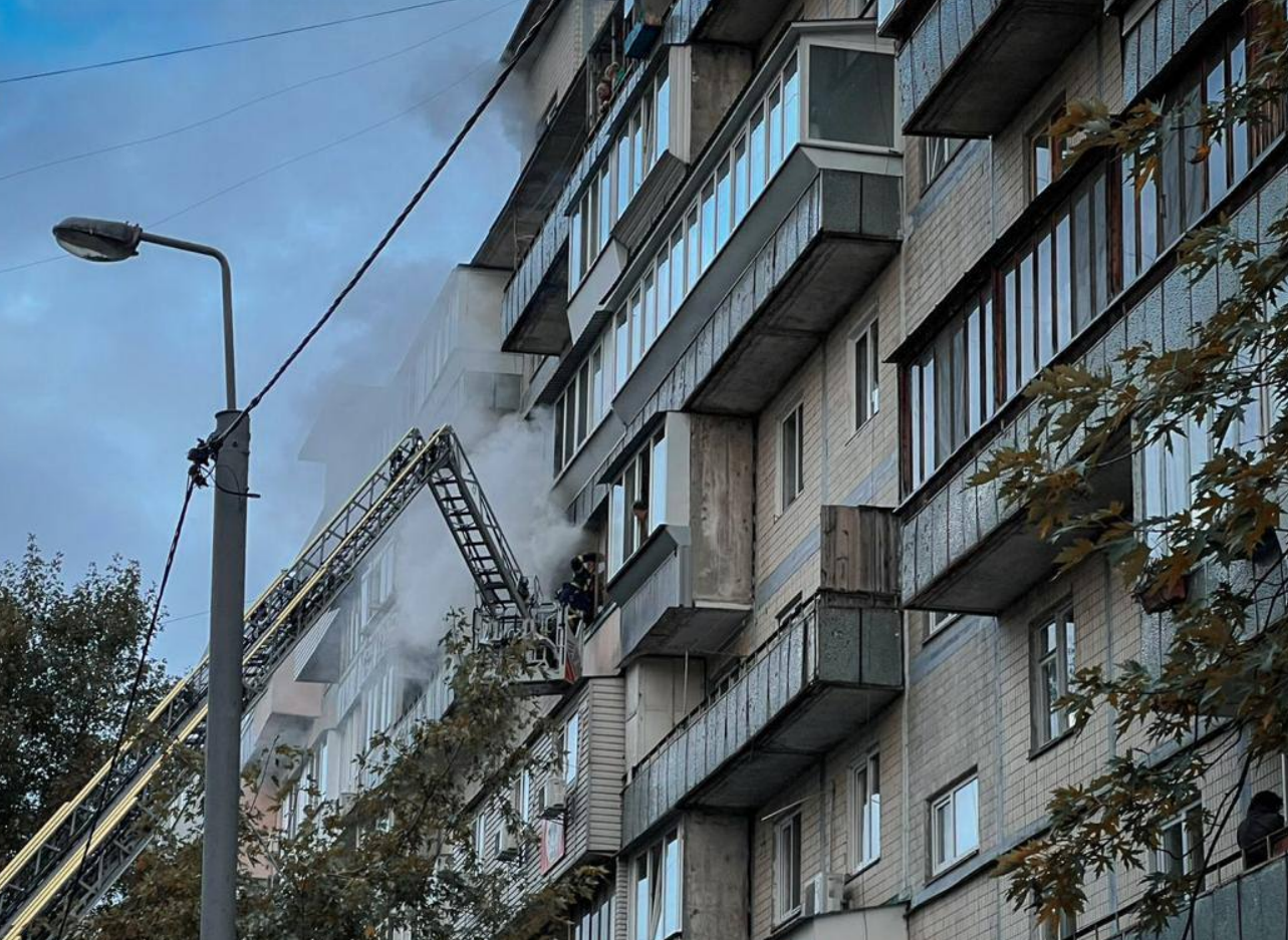 Врятувано чотирьох дорослих та трьох дітей: у київській багатоповерхівці спалахнула пожежа (фото, відео)