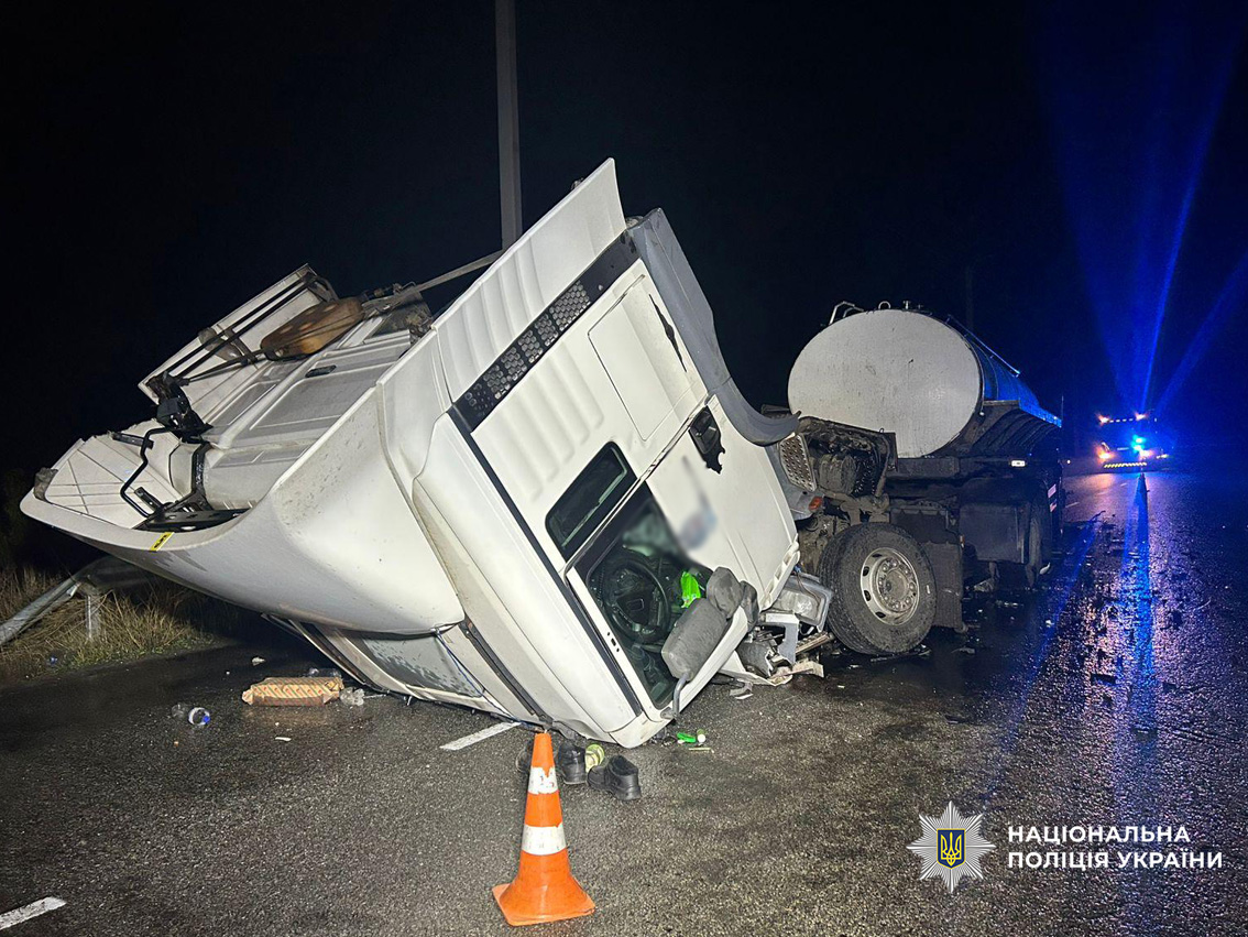 На Чернігівщині легковик врізався у вантажівку: є жертва (фото)