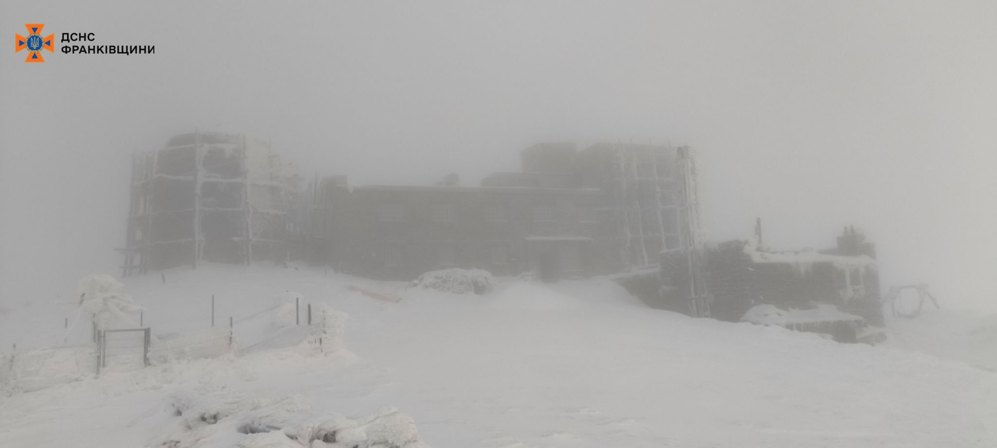 Високогірʼя Карпат засипало снігом, а температура впала до -5°C: рятувальники оприлюднили фото