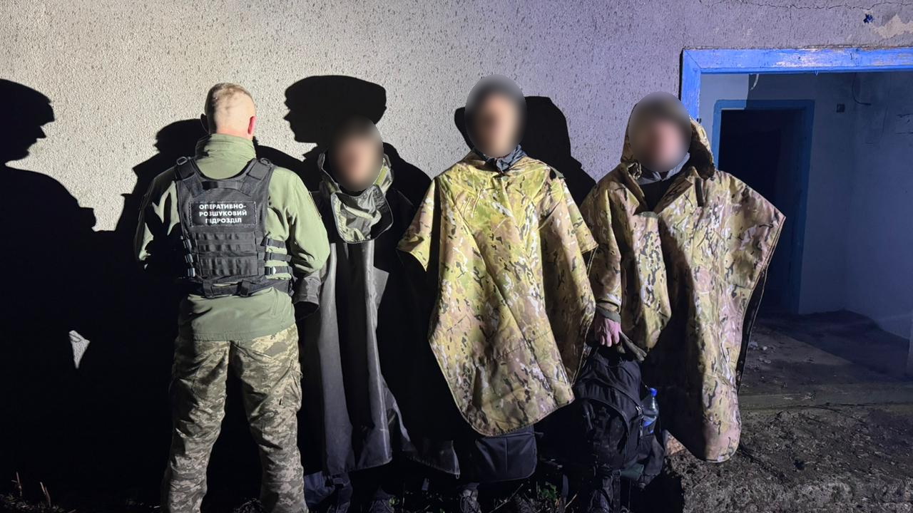 Троє чоловіків за допомогою плащів-невидимок намагалися втекти до Молдови через кордон (фото)